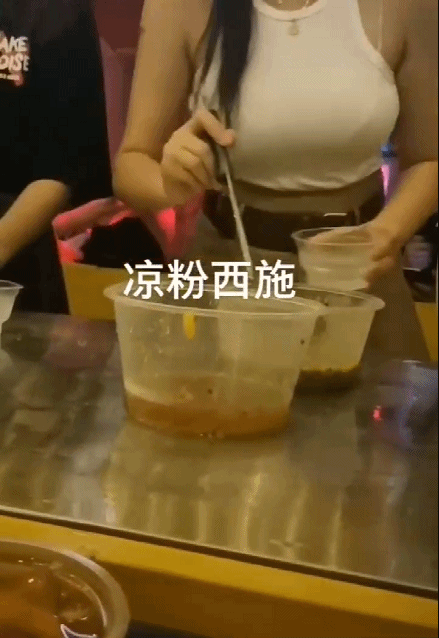 桂林賣涼粉老闆娘因衣著清涼爆紅！後續：已被城管取締