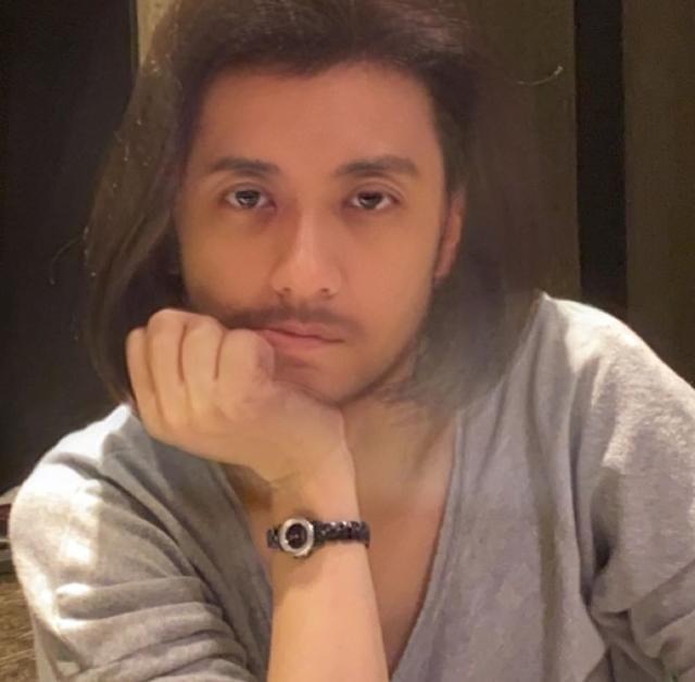 贾静雯46岁生日，修杰楷大女儿左右献吻，咘咘波妞画风自成一派