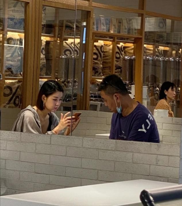 李小萌私下与父亲聚餐，颜值出众瘦到锁骨突出，爸爸状态似小伙