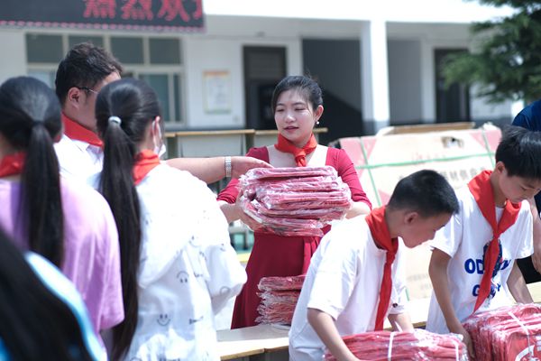 新郎邢飞飞新娘袁欣怡爱心奉献 回报家乡让新时代婚俗焕发出新气象