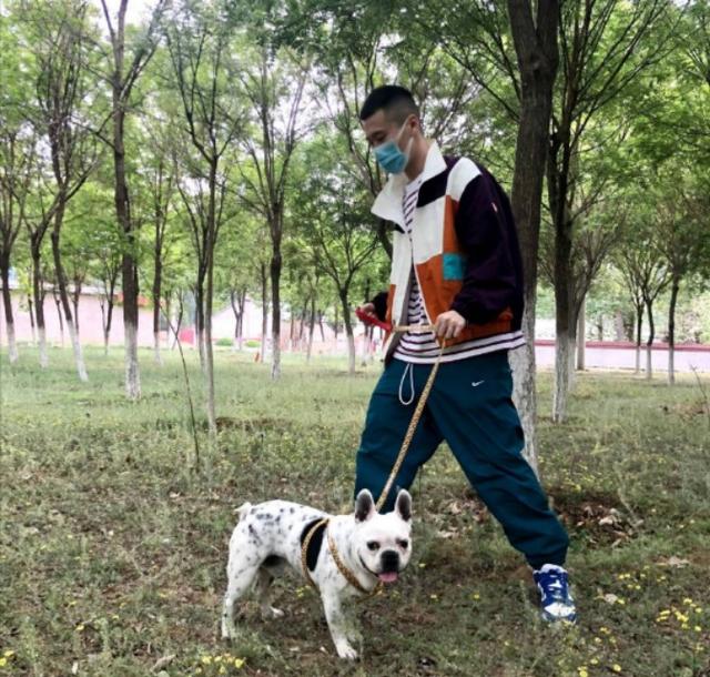 杨九郎管狗叫大哥，真大哥冯照洋被网友圈出来