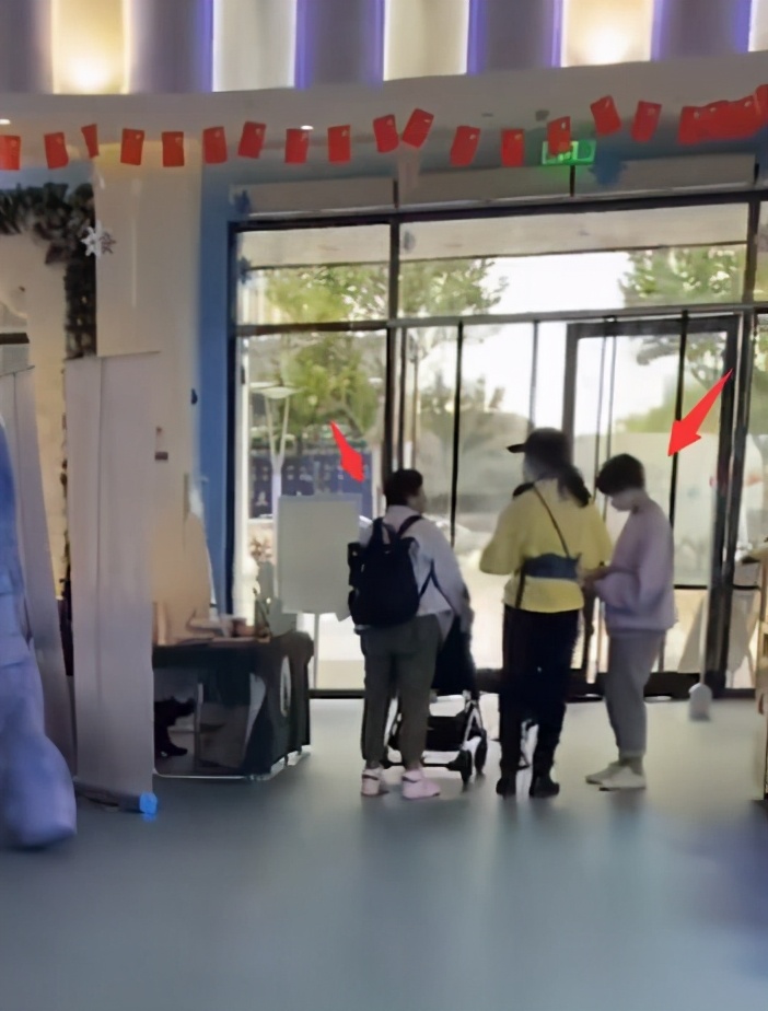 蔡少芬带三个孩子逛街被偶遇，不见张晋在身边，两位保姆贴身跟随