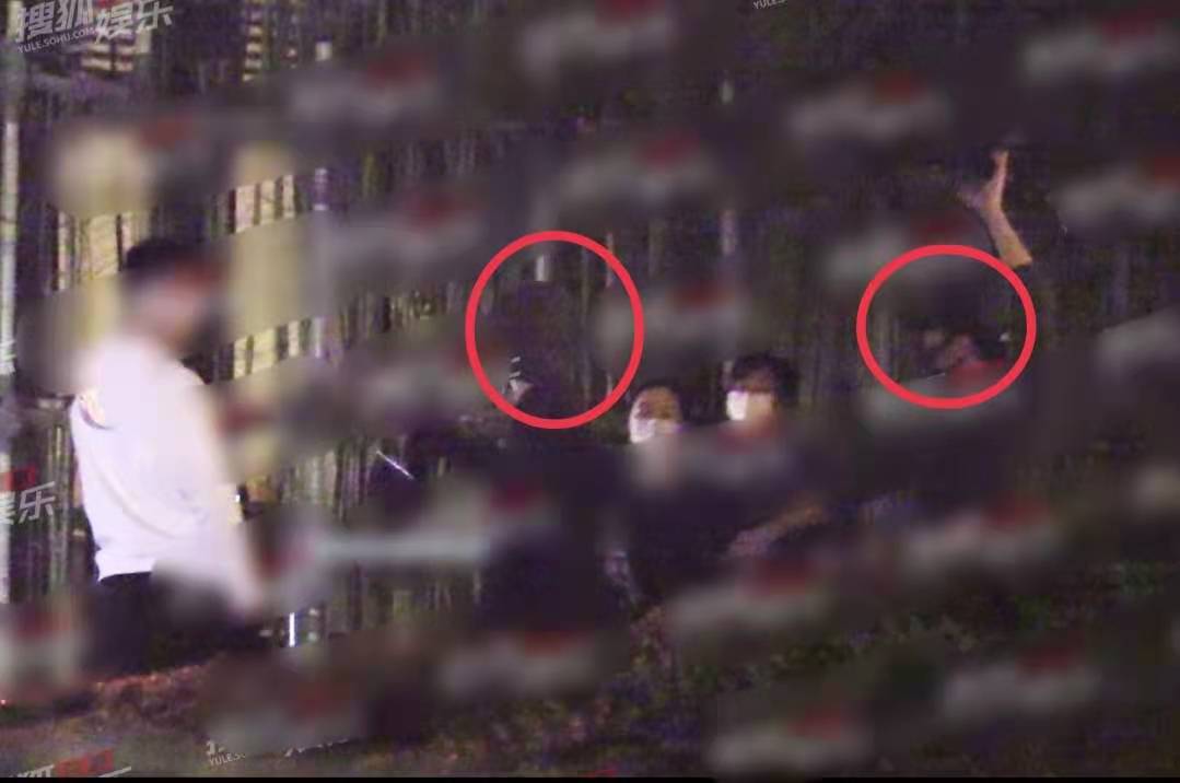 Wang Fei thanks thunderbolt sharp edge low-key sweetness is the same as casing, century of 21 years of emersion is lain between to pull a hand when, 