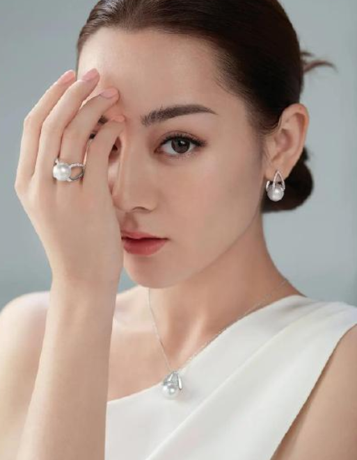 原来热巴穿婚纱这么美！全身肤色白得发光，“S”形身材A爆全场