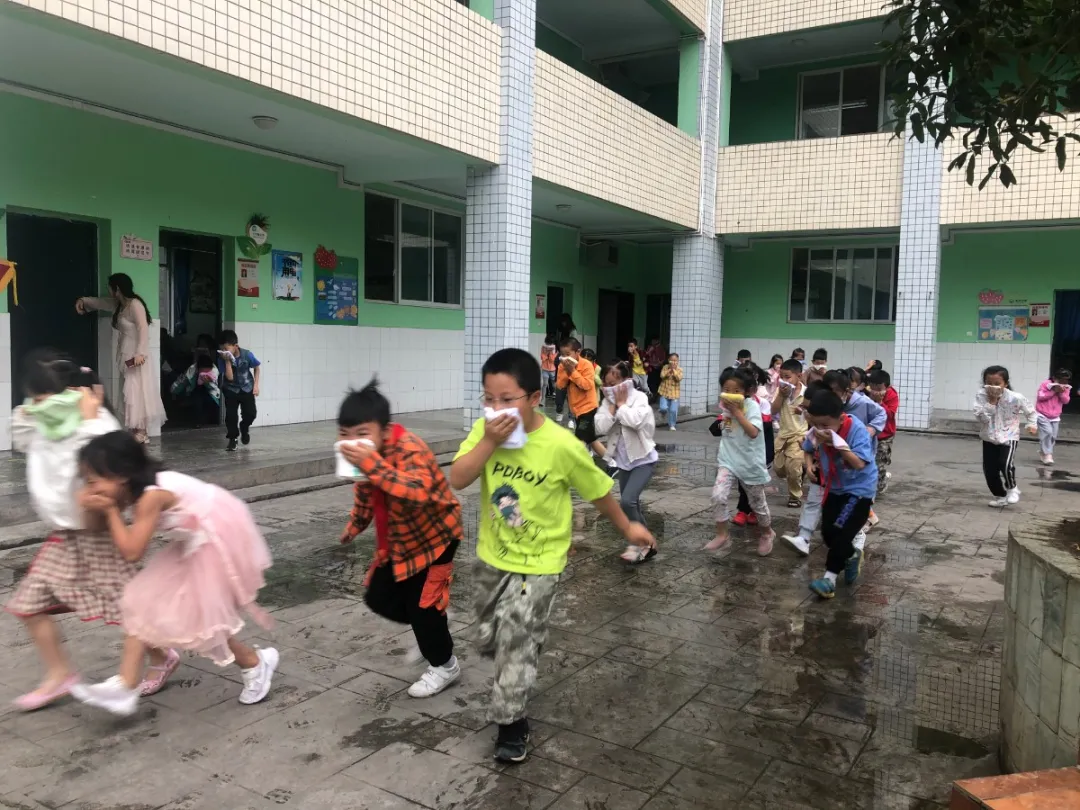 增消防意识,护天天平安——永兴小学组织开展消防疏散演练活动