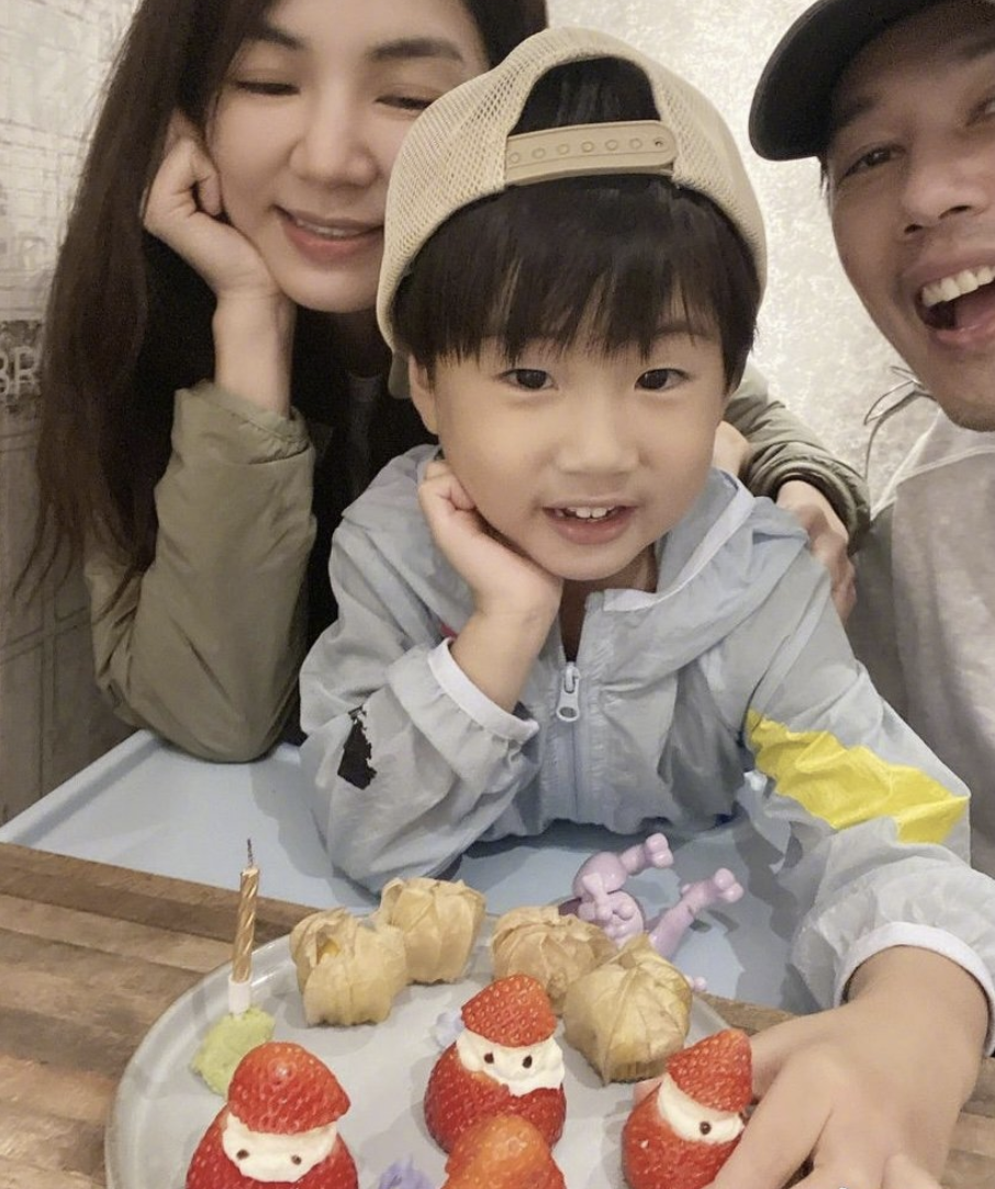 Ella曬全家福為兒子慶生，4歲勁寶外貌帥氣像爸爸，萌態十足