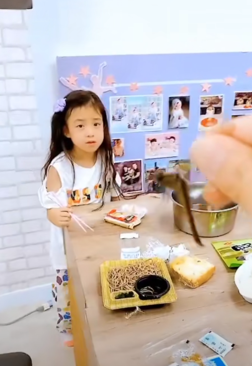 刘畊宏用蜻蜓逗女儿，小泡芙害怕直摇头，长发飘飘颜值高