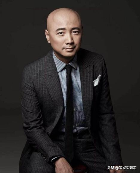 徐峥与两美女吃火锅，肚子发福像怀胎7月，没开工疑似被同行排斥