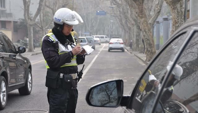 后备箱放可乐被罚200，车主反问交警道：你说我这后备箱有啥用