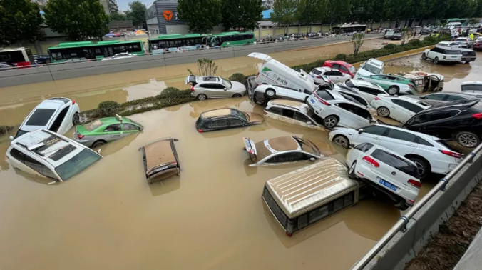 郑州超40万辆汽车受灾,遇上暴雨水浸,你是车主会怎么做?