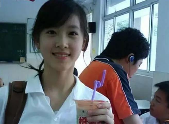 27岁奶茶妹网红变京东夫人 她千亿身价贵妇团合照只能站角落