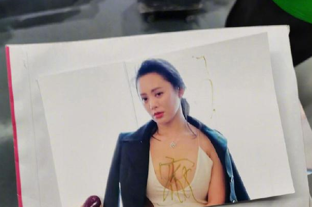 宁静签名照签在胸上谁注意她小声嘟囔啥