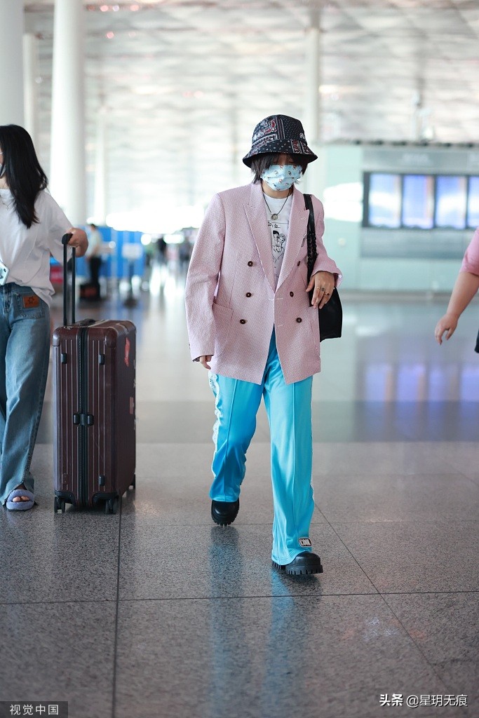 周笔畅亮相机场 粉色西装搭蓝色长裤时尚亮眼