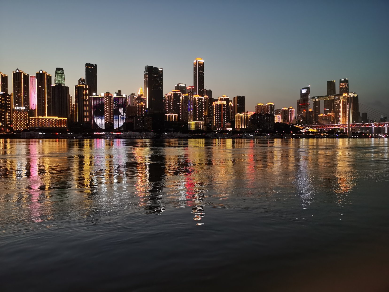 重庆南滨路天空之镜被吐槽，一个普通的小水池，还被当成宝贝