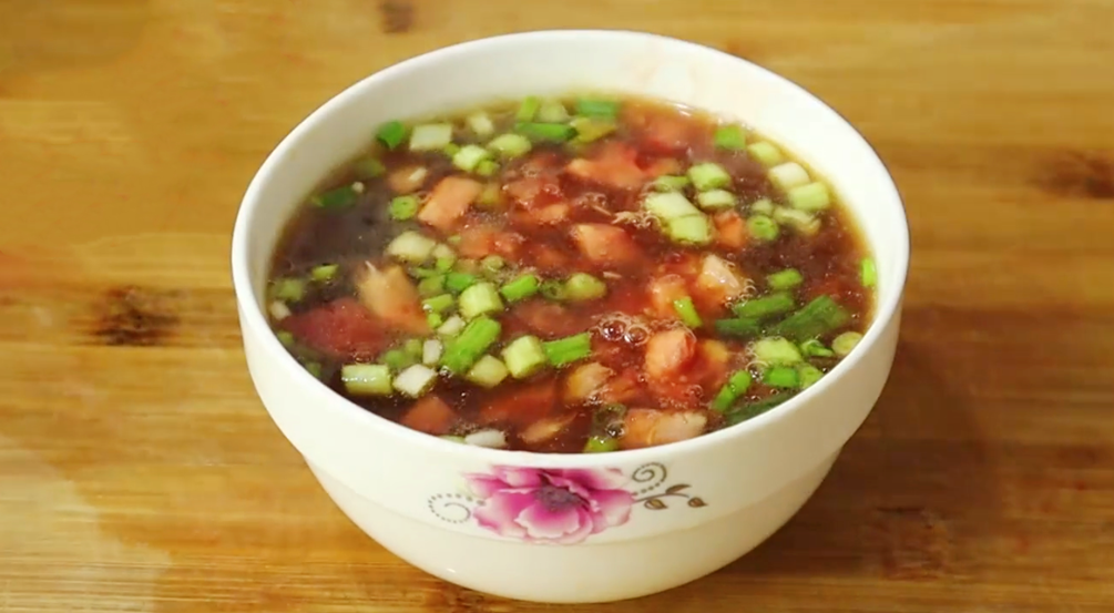 兩個洋蔥1斤麵條，直接丟進鍋裡，出鍋比吃紅燒肉還解饞，真好吃