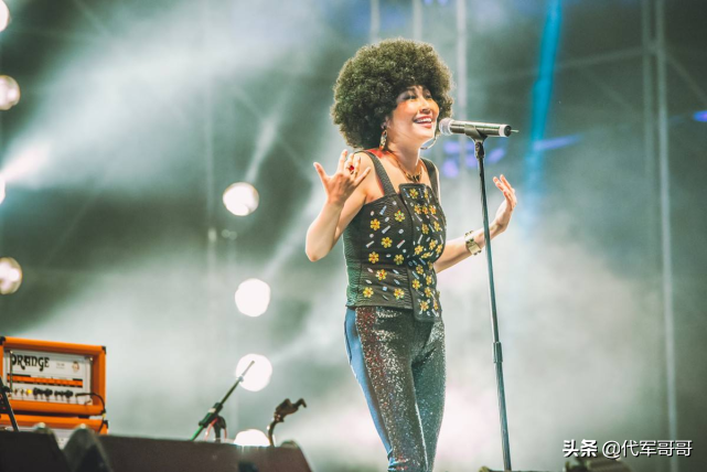 53岁张蔷近照曝光，曾被称为迪斯科女王，如今与