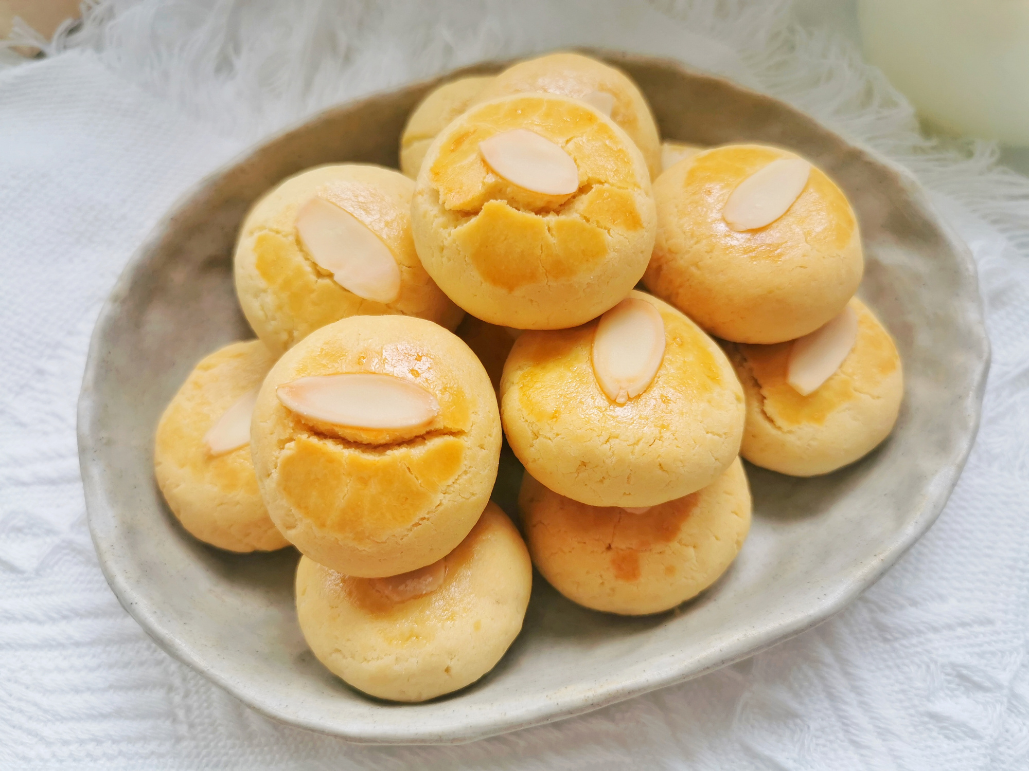 80后妈妈坚持自制零食，今天做的肉松小奶酥，老公儿子抢着吃