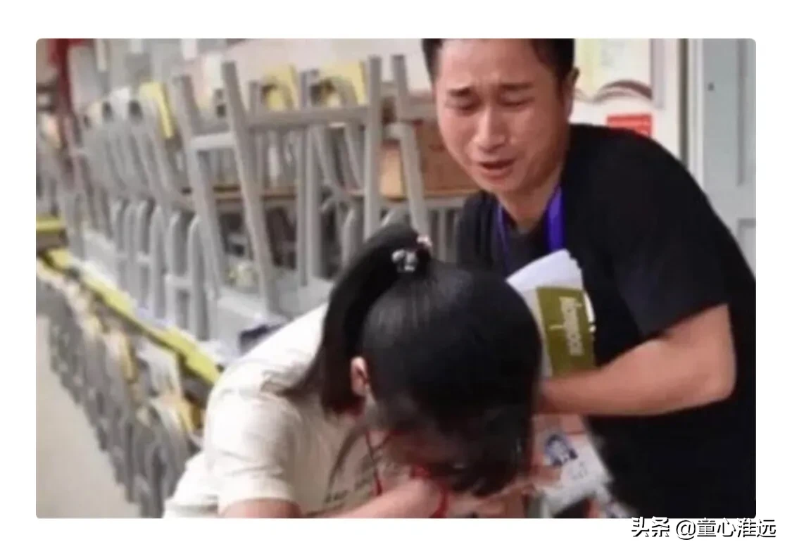 高考忘涂答题卡，女孩下跪恳求老师给一次机会