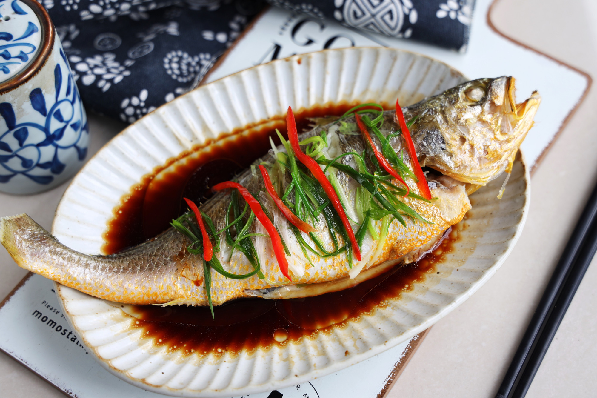 最近迷上了吃鱼，肉多刺少超鲜嫩，不管清蒸红烧，每顿一条不够吃