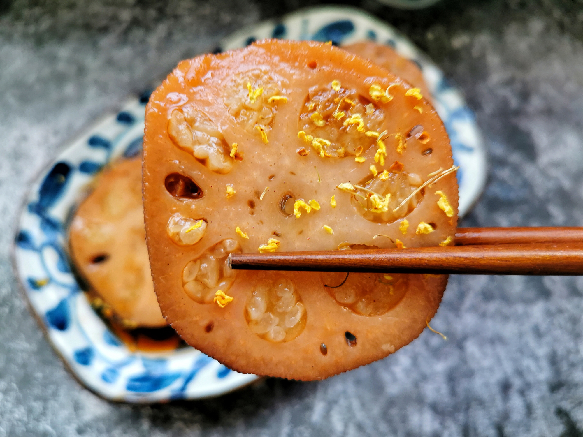 1碗糯米2根蓮藕，電飯鍋煮一煮，香甜軟糯吃不夠，比買的好吃