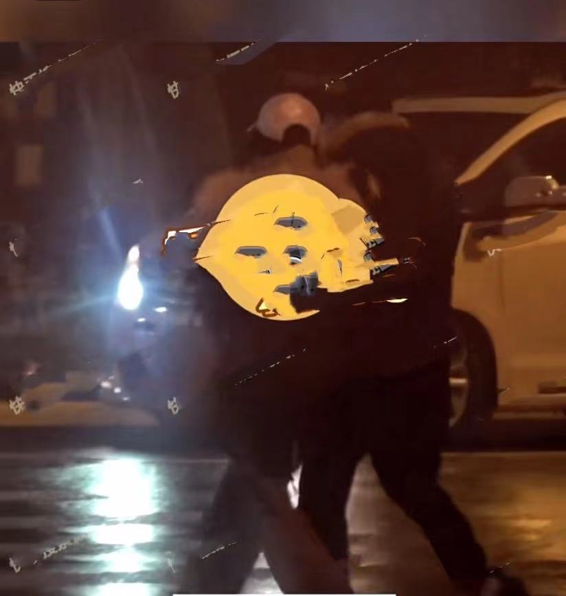 文章新恋情曝光!开百万豪车带女方出街,当众