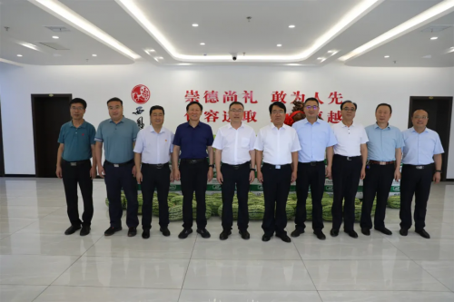 陕西宝鸡凤翔区四大班子领导夏送清凉活动走进西凤集团公司慰问