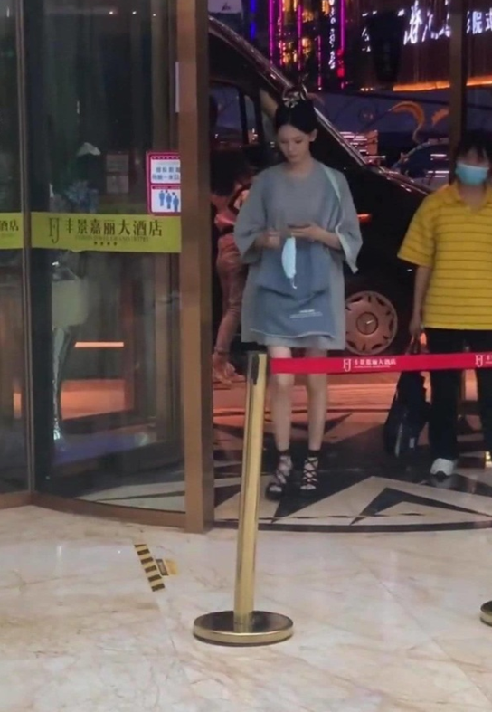 萝莉脸太骗人！竟是隐形高个，看脸150看腿170，原来错怪男星矮了