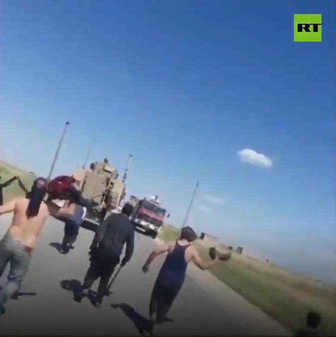 美国大兵落荒而逃！叙利亚民众堵截美军车队，