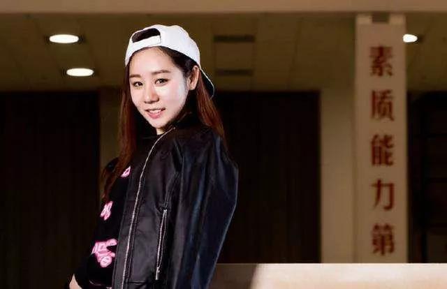 她退役后被保送至北大。之后她从一只丑小鸭，变成美丽的白天鹅！
