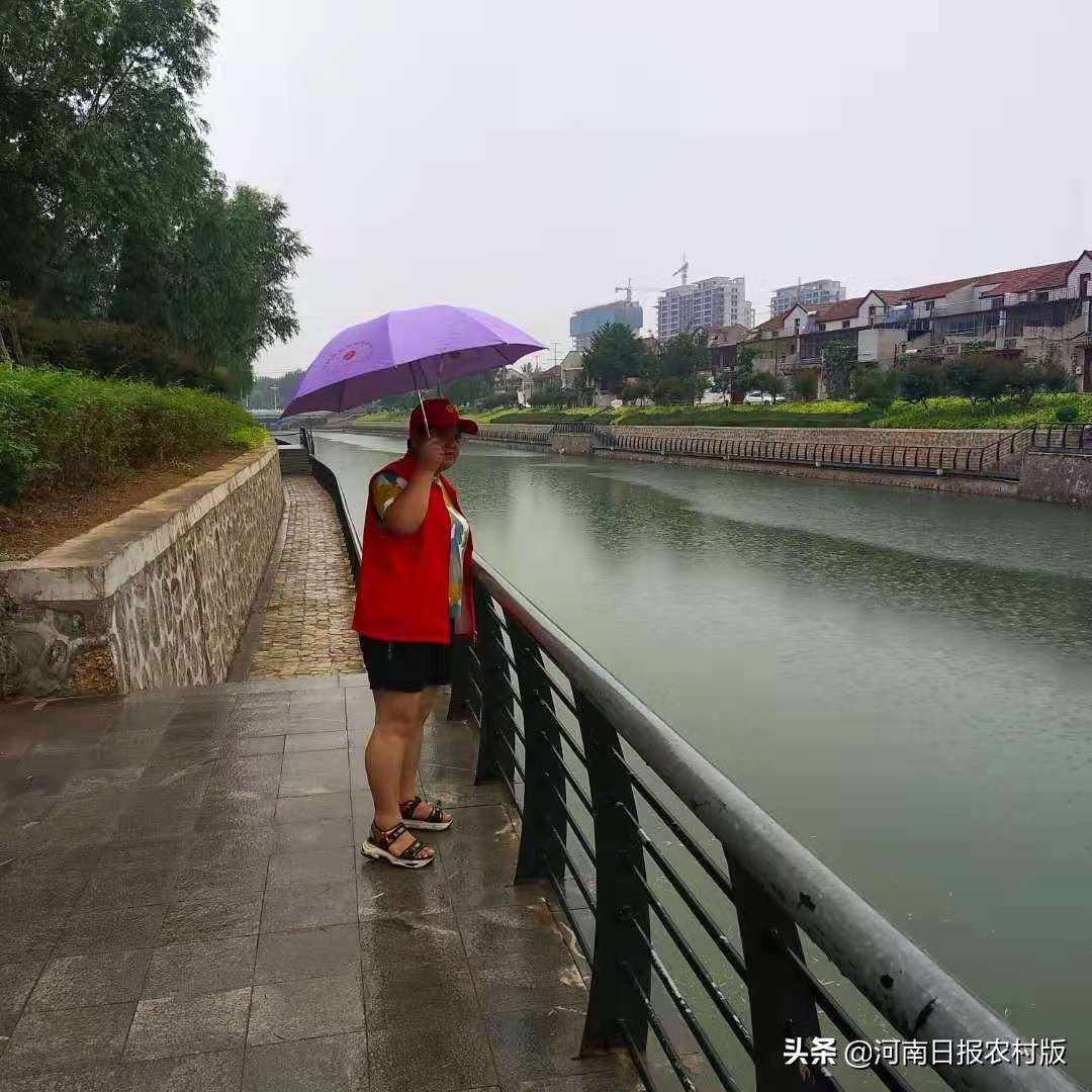 汤阴县城关镇全体班子成员及机关男同志近百人紧急集合，组成应急抢险队，全力以赴应对强降雨