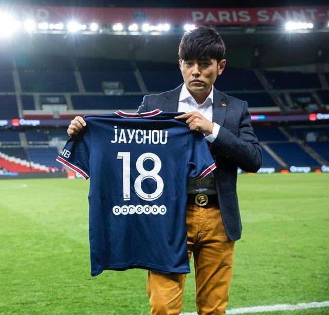 周杰伦获赠圣日耳曼专属球衣，与昆凌开心展示，球号意义非凡
