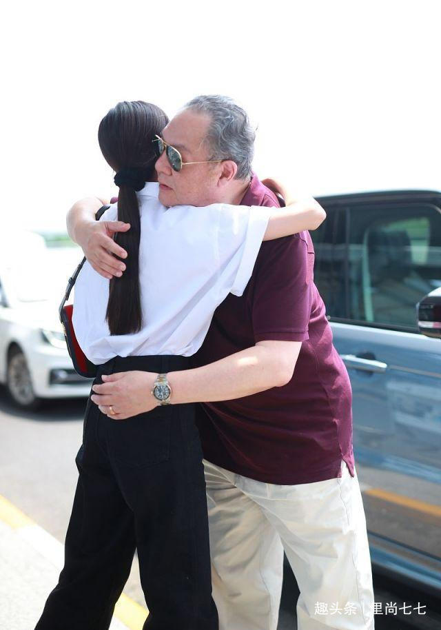 被曝恋张一山后宋妍霏走机场，亲爸来接机，戴