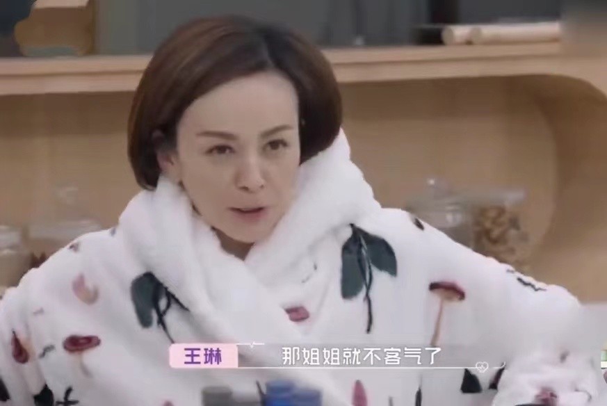 Beautiful jade of snow aunt king: Pick Mai Mi to chat with male honored guest, his mind disturbed cry stop, the reason of backside lets popular feeling ache