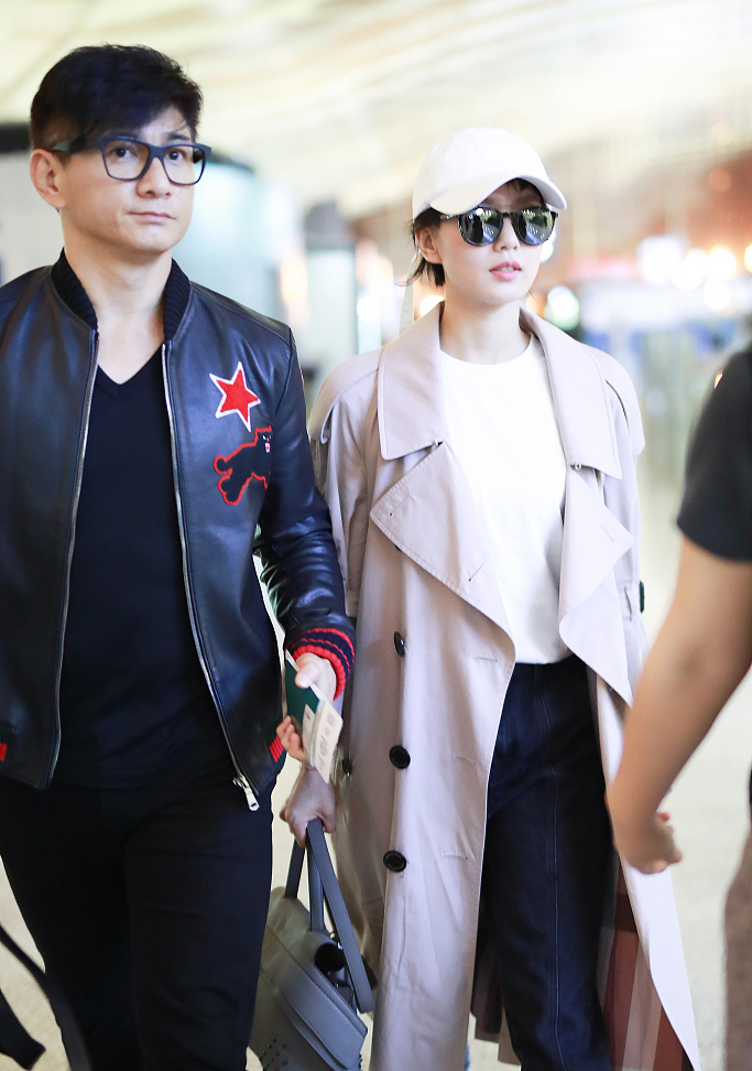 Liu Shishi Wu Qilong walks to the airport, Shishi wears a windbreaker full of fairy spirit, and is spoiled as a princess after marriage