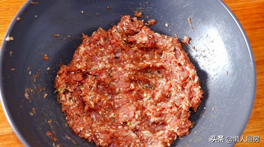 猪肉配上莲藕，既是汤又是菜，加上一点韭菜后，吃起来特别的鲜