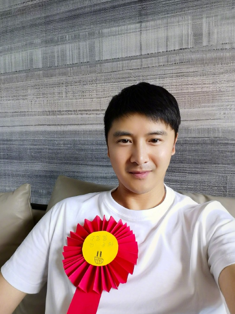 田亮晒父亲节礼物，森碟用彩纸折衬衫给爸爸表白：世界上最好的爸