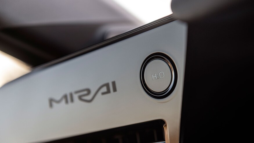 丰田Mirai对比特斯拉Model 3：爱真的需要勇气