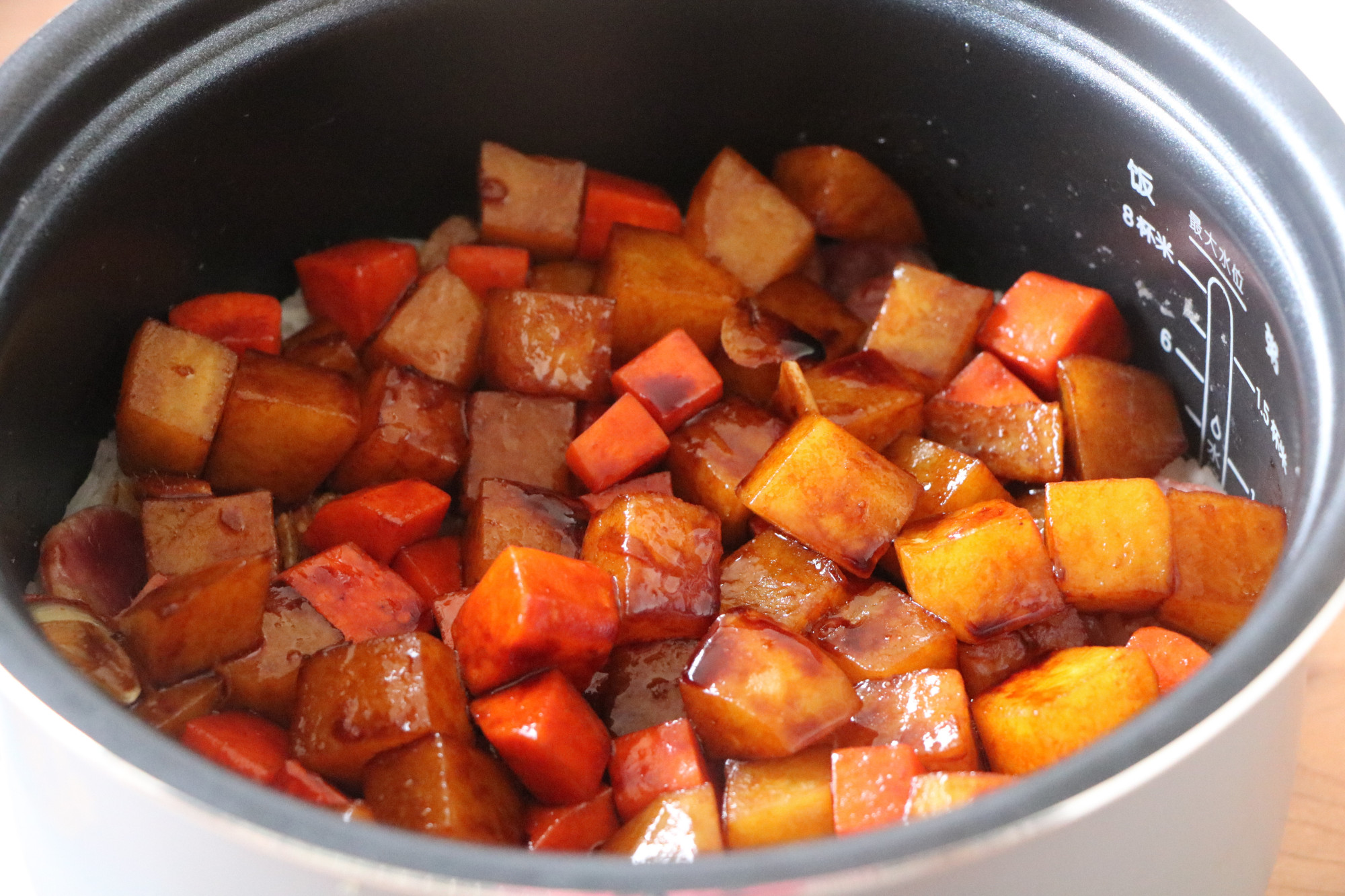 天氣降溫，懶人燜飯做起來，飯菜一鍋出，省時省力，家人超愛吃