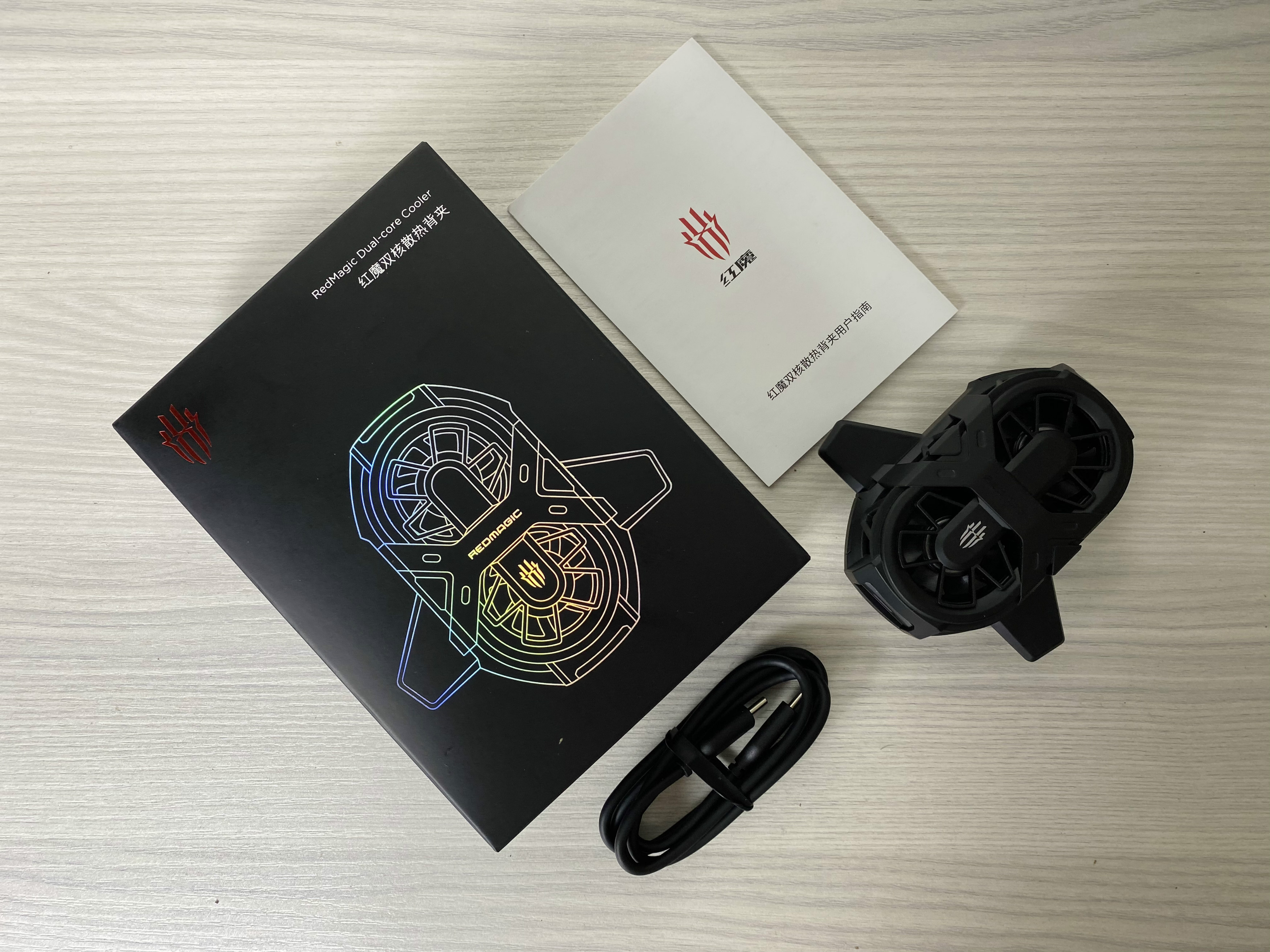 红魔双核散热背夹：疾速降温，给发烫的手机装上空调