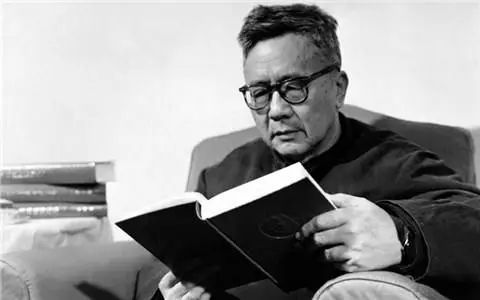 华罗庚：初中学历,身体残疾,23岁靠自学站上清华