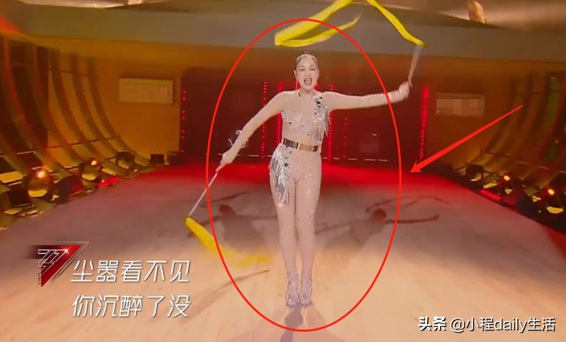 50岁钟丽缇跳舞梳高马尾，镜头拉近脸部，发际线