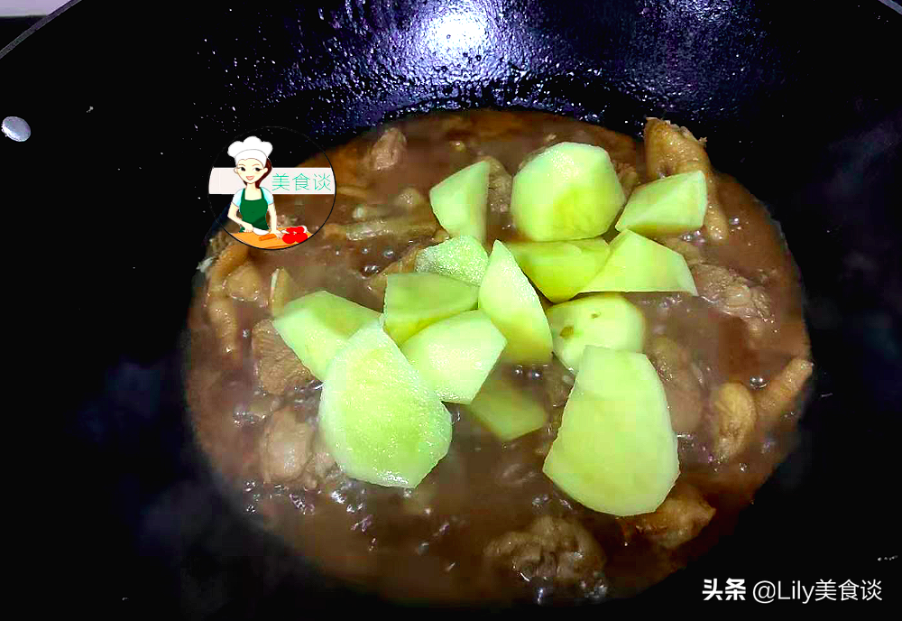 天冷了，燉上一鍋排骨雞腳土豆煲，鮮香又營養，大人孩子都愛吃