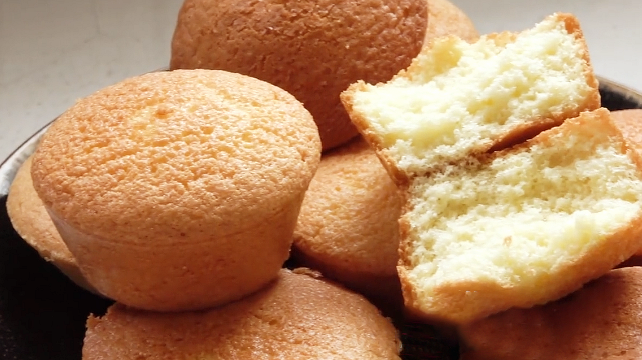 想吃小蛋糕不用買，4個雞蛋半碗麵粉，教你簡易做法，蓬鬆又香甜