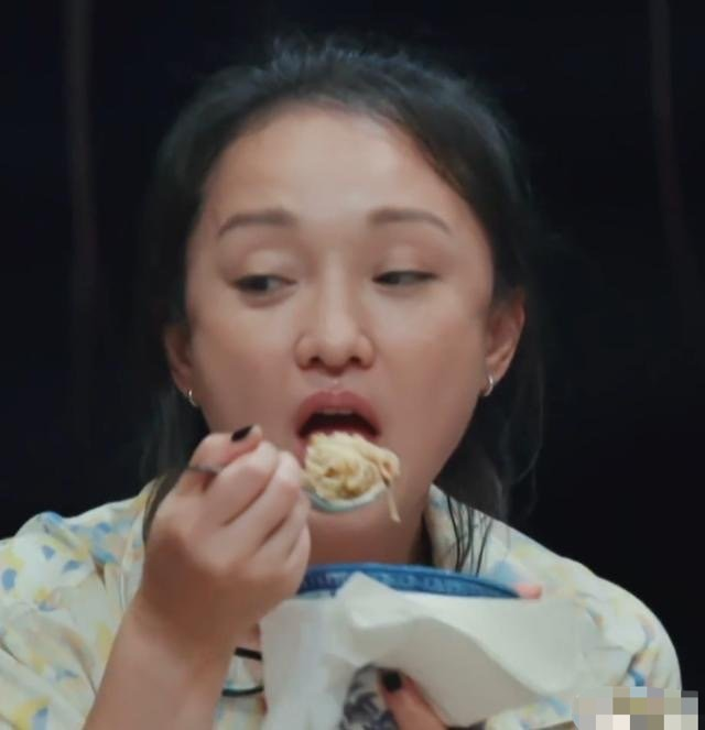 周迅被爆离婚后首现身，颈纹眼袋发际线后移，