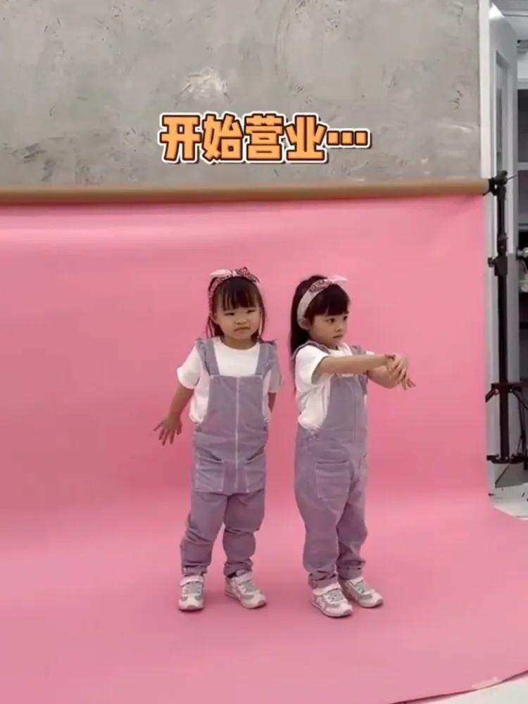 熊黛林帶雙胞胎女兒拍照，姐姐淑女範兒，妹妹活潑開朗很有鏡頭感