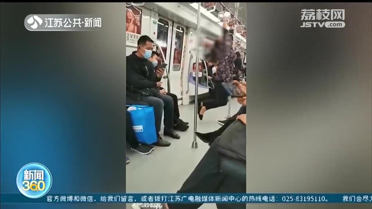 女子在南京地铁车厢摘下口罩啃饼、跳操 市民愤怒拍下视频