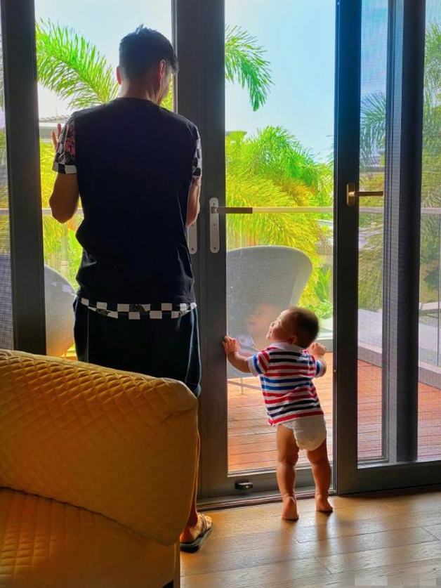 蔡少芬全家幸福出游，俩女儿骑马游泳玩嗨，儿子虎头虎脑超壮实