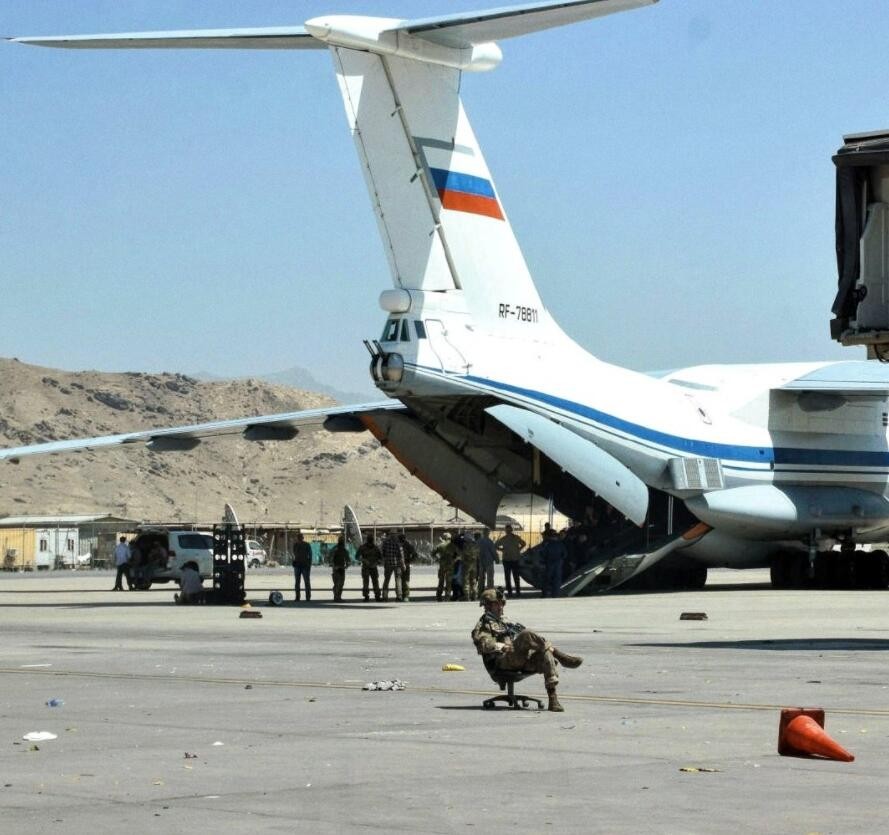 现实魔幻！美俄特种兵在喀布尔机场相遇，美军还得为俄运输机看门