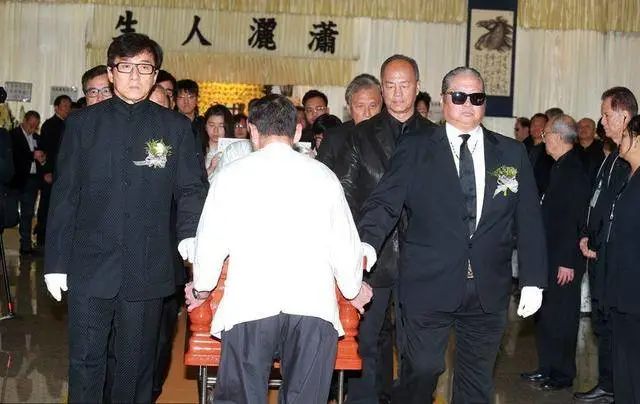 香港藝人葬禮扶靈：吳孟達無扶靈，翁美玲淚目，陳百強感人