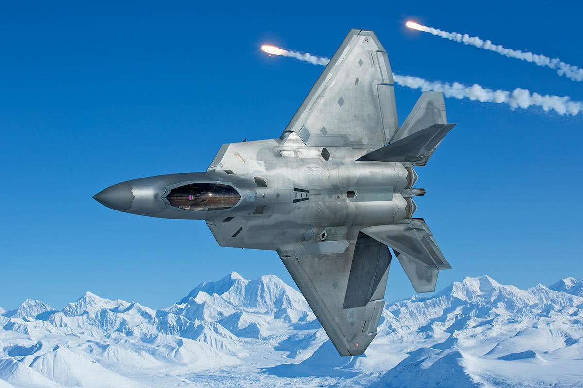 歼-20未出过事，美俄五代机都坠毁过多少？F-35缺陷竟高达966个